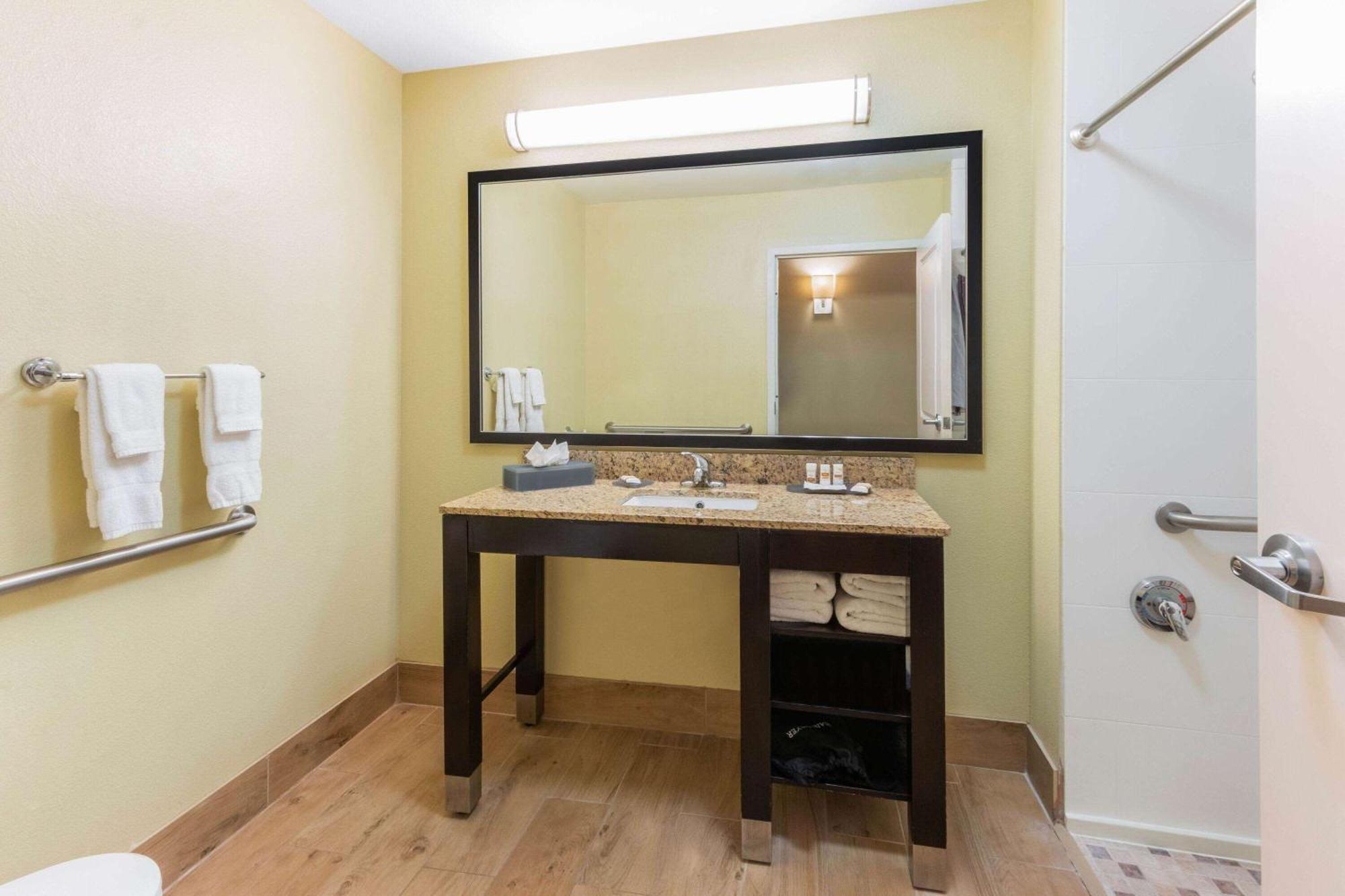 La Quinta By Wyndham Carlsbad Hotel Bagian luar foto