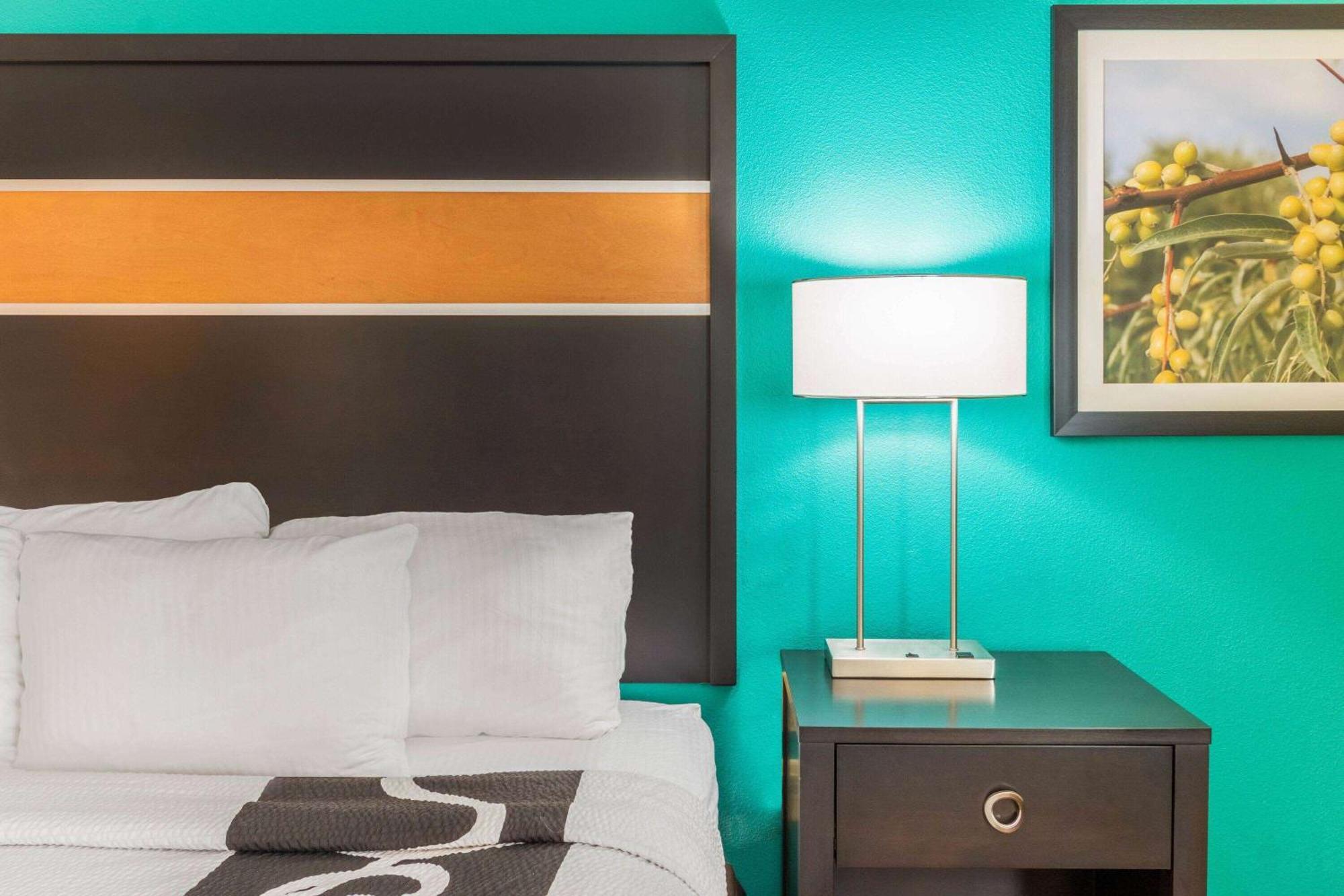 La Quinta By Wyndham Carlsbad Hotel Bagian luar foto